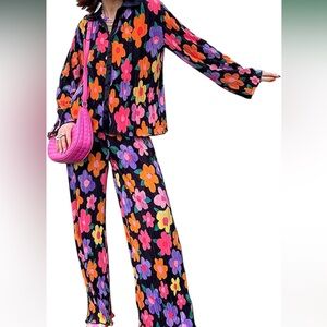 ABYOVRT PLEATED TWO PIECE LOUNFEWEAR. SIZE LARGE. NWT